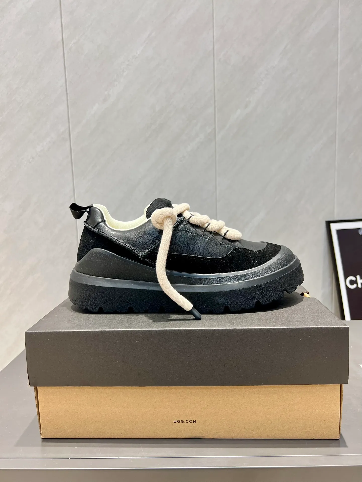 Factory: Couple P620💰 "Exclusive top version" UGG~25vs popular platform thick-soled casual shoes series... [Couple's thick-soled Maori casual shoes] A shoe that will not clash with shirts, simple partition design ➕ spotted outsole, silk curly upper, a must-have for autumn and winter, can be worn with any pants or skirt, very comfortable and good-looking... ❶Fabric: Original customized cow ➕ Sheepskin ❷Inner lining: original customized wool ❸Feet: original customized sheepskin ❹Outsole: original molded foam outsole ❺Number: 35-44 (Female 41. Male 45. Customized, non-returnable) ❻Packaging: Original full set of packaging ☀Color: Official website updated simultaneously